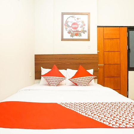 Hotel Super Oyo Capital O 449 The Colins Keputih Exterior foto