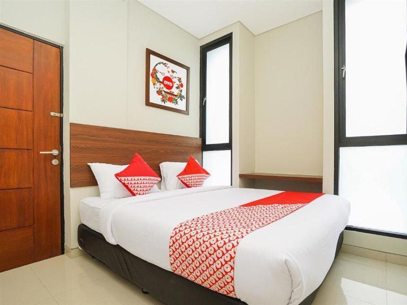 Hotel Super Oyo Capital O 449 The Colins Keputih Exterior foto