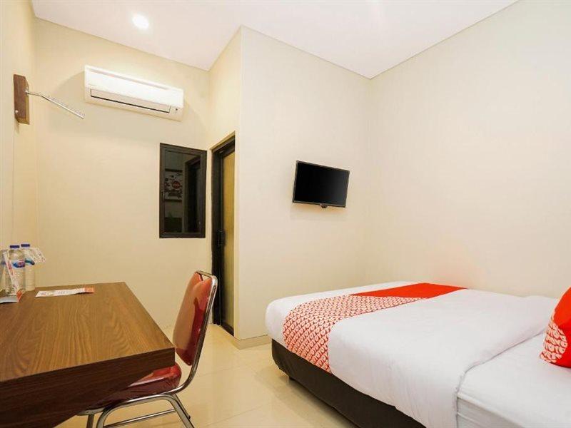 Hotel Super Oyo Capital O 449 The Colins Keputih Exterior foto