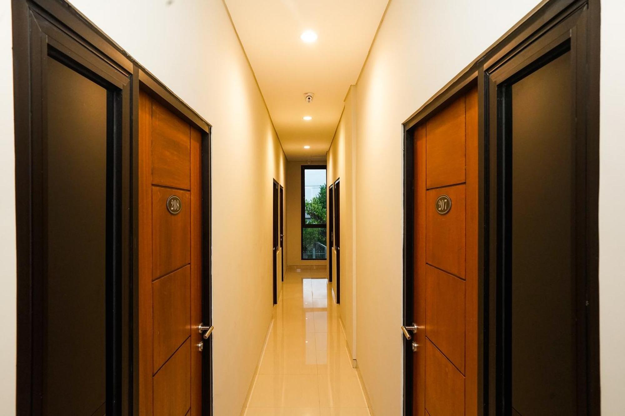 Hotel Super Oyo Capital O 449 The Colins Keputih Exterior foto
